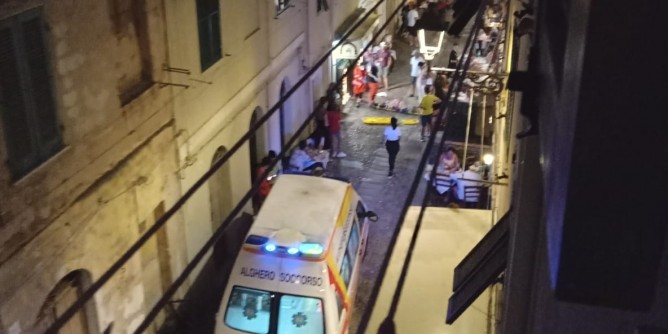 Cade una turista, ambulanza <i>fermata</i> dai tavolini