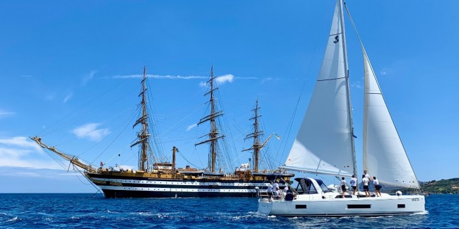 Yacht Club Cala dei Sardi, saluto della Vespucci