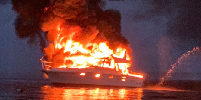 <i>Riva 45</i> in fiamme ad Alghero