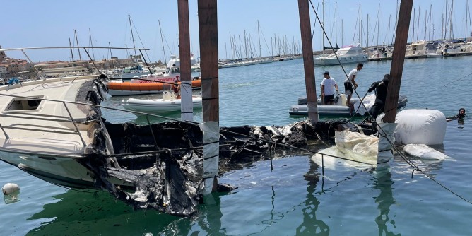 Riemerge lo scafo divorato dalle fiamme 