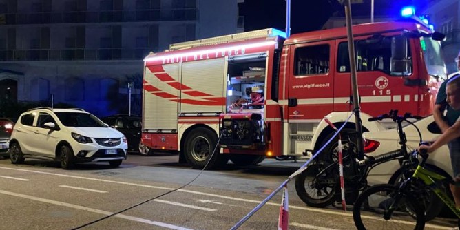 Crolla un palo in via Degli Orti e sfiora una moto