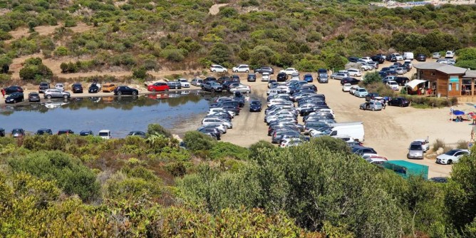 Via le auto da Cala Sassari