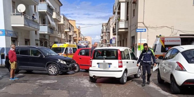 Brucia lo <i>stop</i> e si schianta. Alghero: ferite tre donne