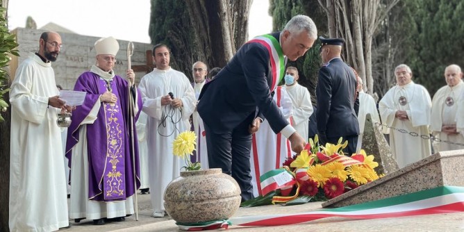 Fiori ai Defunti nel cimitero di Alghero