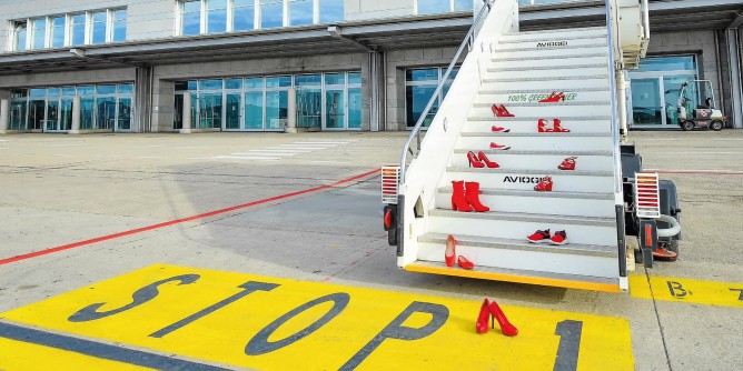 Alghero, l´aeroporto s´illumina di <i>rosso</i>