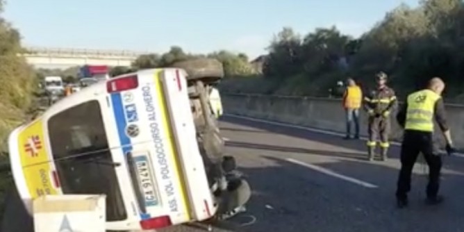 Ambulanza si ribalta: tre feriti. Elisoccorso sulla Sassari-Alghero