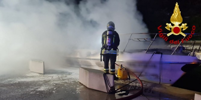 Sei barche in fiamme a Castelsardo: video