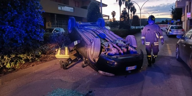 Allalba tampona due auto e si ribalta ad Alghero