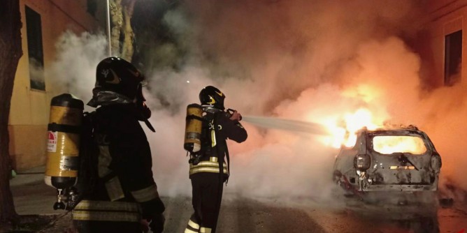 All´alba Dacia in fiamme ad Alghero