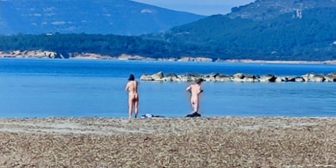 Sconfinano i nudisti a Porto Conte