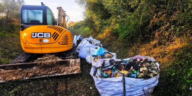 Bonifica a SantEfis, ripuliti canali. Appello Montis: denunciate incivili 