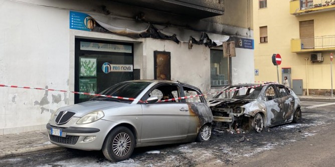 Auto in fiamme ad Alghero, danni al palazzo