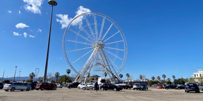 Su la mega <i>Ruota</i> panoramica e Alghero si divide