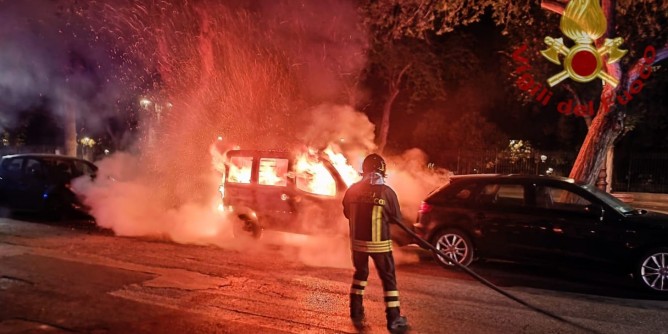 Furgone a fuoco in via Vittorio Emanuele