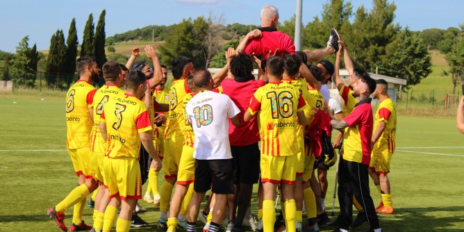 Fc Alghero festeggia la vittoria di campionato