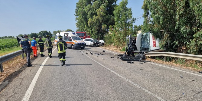 Frontale auto-furgone ad Alghero: passeggeri miracolati