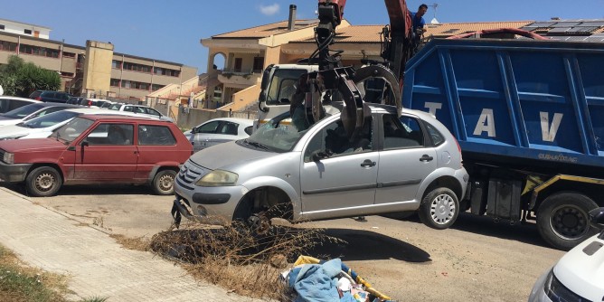 Auto abbandonate: segnalazioni. 30 veicoli rimossi in pochi giorni