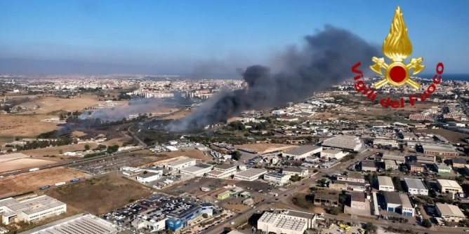 Cagliari: Incendi in prossimit delle abitazioni 