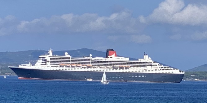 Alghero, in rada la <i>Queen Mary 2</i>