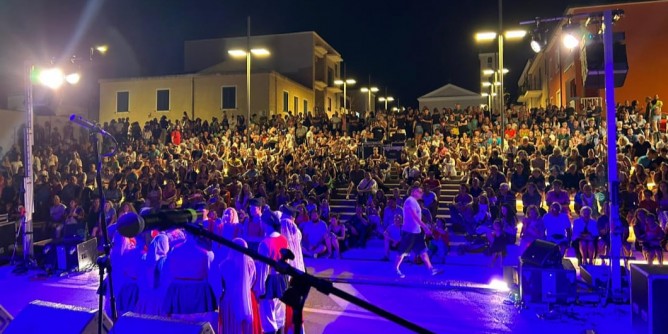 Stintino, successo in piazza a Ferragosto