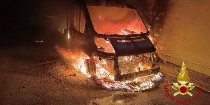 Viale Porto Torres, furgone in fiamme