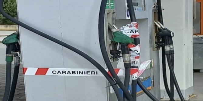 Il distributore eroga meno benzina: frode ad Alghero 