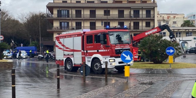 Alghero: Camion gru travolge una bidella