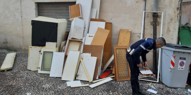 Liberano casa e lasciano rifiuti in strada: denunciati