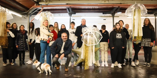 Preparativi per lalbero di Natale ad Alghero