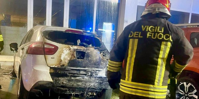 Olbia: Suv a fuoco nella notte