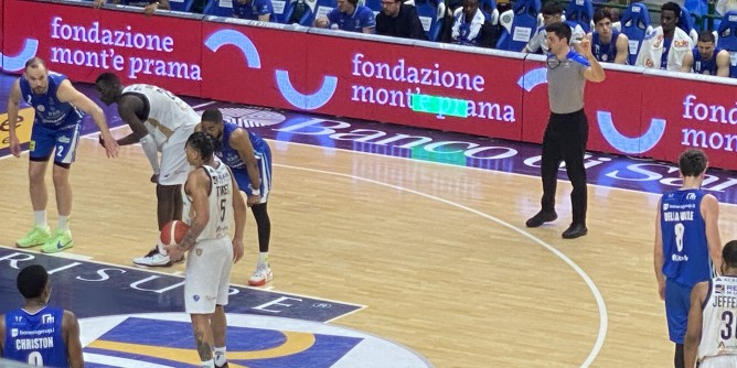 La Dinamo Sassari si ferma a Trento