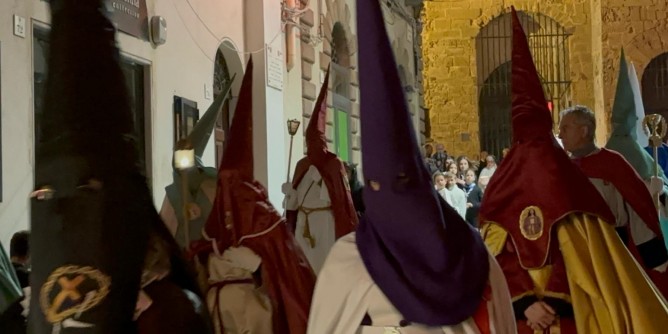 Drappi rossi e fede, immagini della <b>Processione</b>