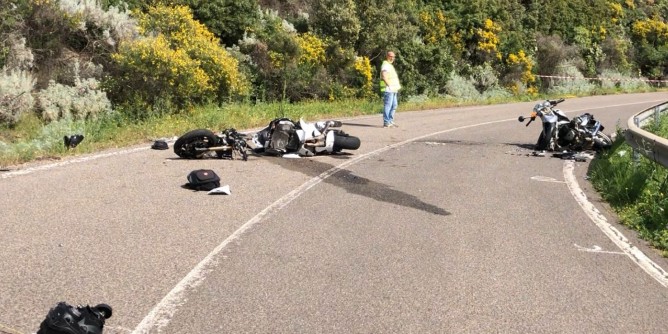 Tragico frontale, due morti sullAlghero-Bosa