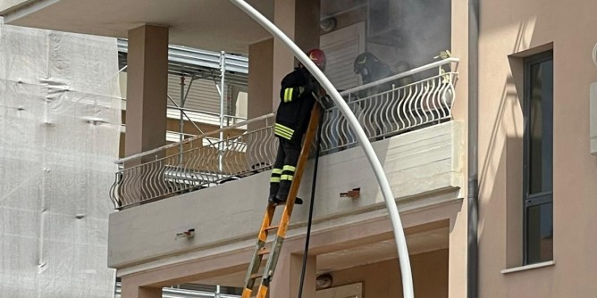 Incendio in un palazzo al Lido di Alghero