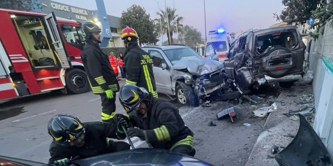 Olbia: suv contro tre auto in sosta 