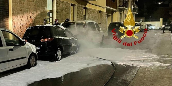 Auto in fiamme nella notte ad Alghero