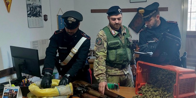 Loculi: 2kg marijuana, arresti 