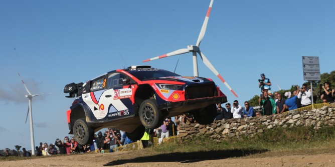 Al Rally duello tirato, <i>Tanak</i> al comando