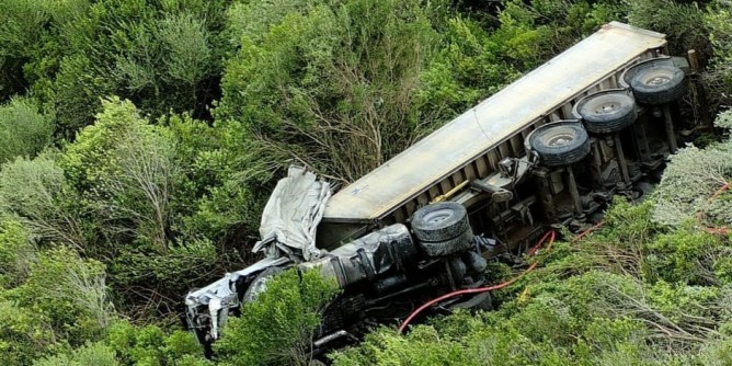 Tir precipita dalla Sassari-Alghero: un morto