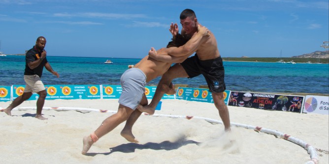 Beach wrestling, Moldavia regina a Stintino