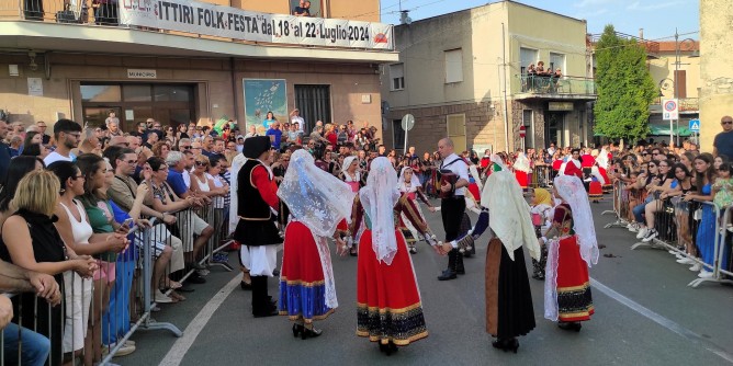 in 400 sfilano allIttiri Folk, chiusura ad Alghero