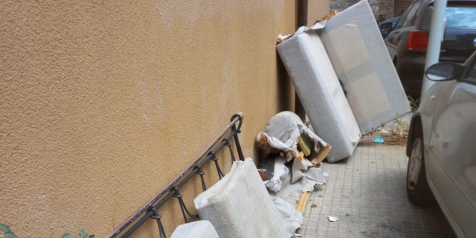 La denuncia: discarica in Largo Santi Angeli