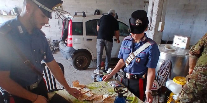 Blitz nel casolare: trovati contanti e 1 kg di coca