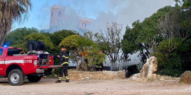  <i>El Tr</i> teppisti scatenati, fiamme sul lungomare 