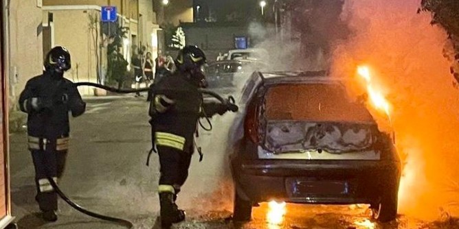 Auto in fiamme nella notte a Olbia