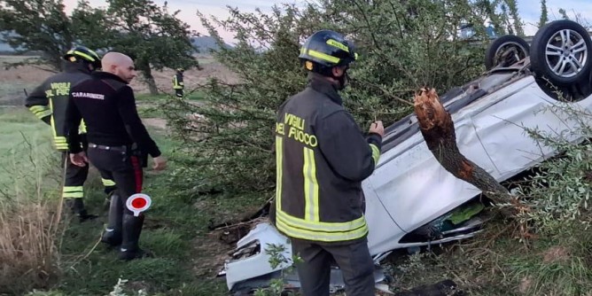 Utilitaria si ribalta sulla Bono-Bultei