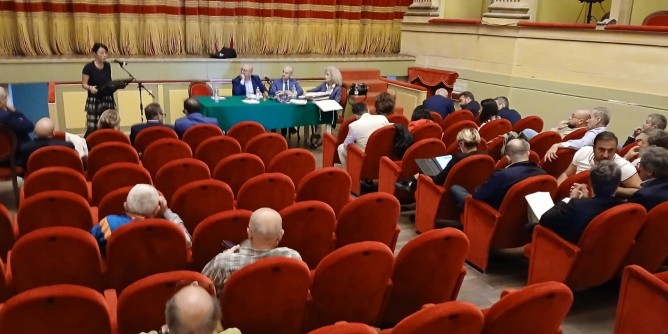 Aula umiliata e lenta ad Alghero