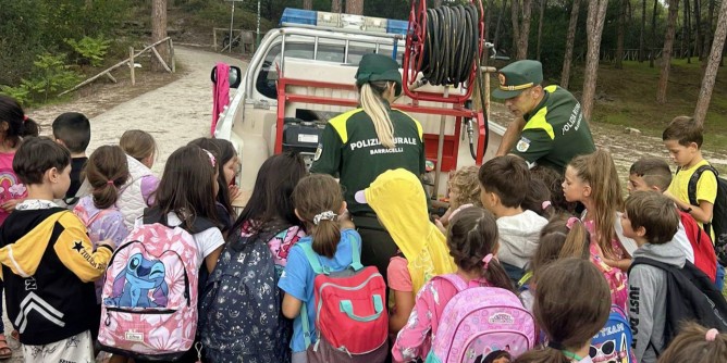 Bambini coi barracelli a Maria Pia