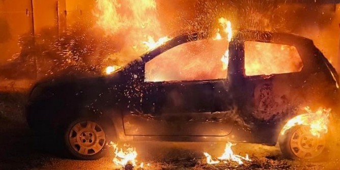 Olbia: auto in fiamme in via Ungheria