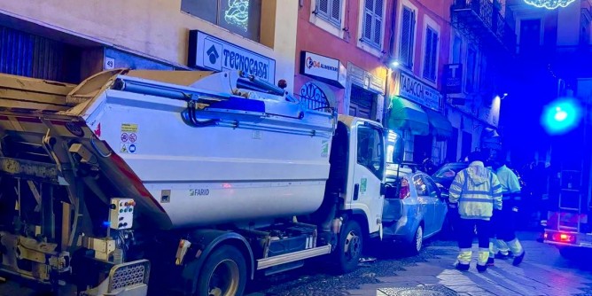 Sassari: schiacciato tra camion e auto